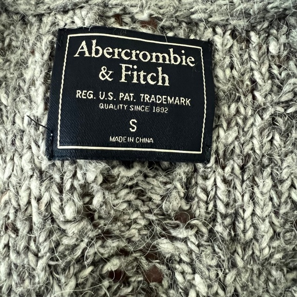 Abercrombie & Fitch Grey Cable Knit Sweater - Size Small - Picture 4 of 4